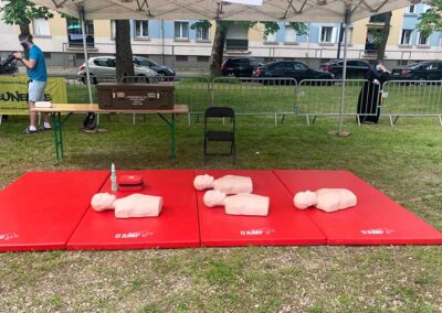Un stand pour enseigner les gestes de survie et massages cardiaques
