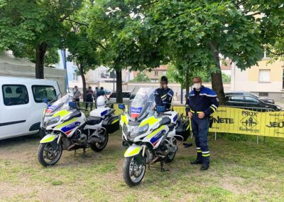Des policiers avec leurs véhicules d'intervention