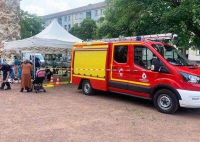 Le mur d'escalade entourré par les pompiers