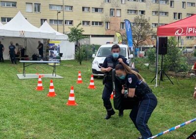 Démonstrations de techniques d'intervention par deux policiers