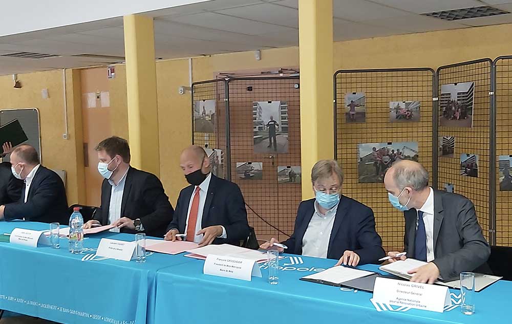 De gauche à droite : Cédric GOUTH, Laurent TOUVET, François GROSDIDIER et Nicolas GRIVEL au moment de la signature